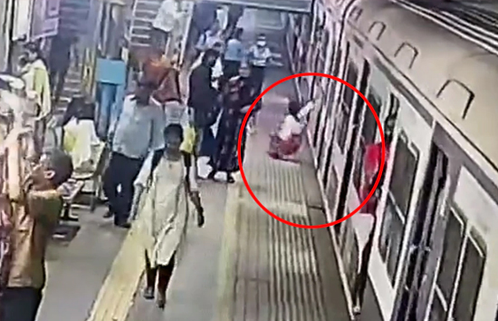 मुंबई : चलती ट्रेन से कूदी लड़कियां, वीडियो देख उड़ जाएंगे होश