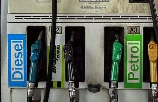 Petrol Diesel Price Today : पेट्रोल-डीजल के 12 दिनों में 10वीं बार बढ़े दाम, जाने अपने शहर का तजा रेट 