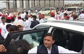 लखनऊ: पूर्व मुख्यमंत्री अखिलेश यादव भी हिरासत में, सड़क पर गाड़ी के आगे लेटे सपा समर्थक