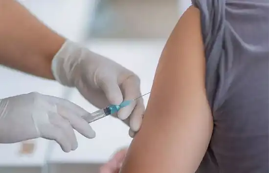 इस देश में वैक्सीन लेने के बाद युवाओं के दिलों में आई सूजन, 300 से ज्यादा लोगों को दिक्कत 