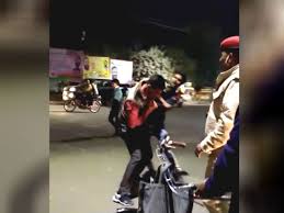 यूपी: बाइक टकराने के बाद सिपाही और बीजेपी नेता के भतीजे में जमकर चले लात-घूसे, वीडियो वायरल