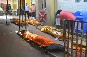 वाराणसी: अंतिम संस्कार करने के लिए लाशों की लगी लाइन, शवदाह गृह के ब्लोअर का पंखा तक पिघला