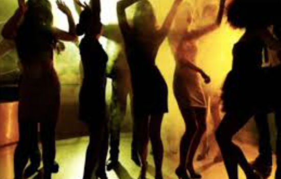 दिल्ली: क्लब में लड़के-लड़कियों की धमाकेदार पार्टी, पुलिस ने 31 लोगों को हिरासत में लिया
