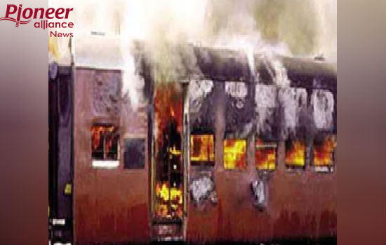 कराची-रावलपिंडी तेजगाम एक्सप्रेस में गैस सिलेंडर फटने से लगी भयानक आग, 65 की मौत