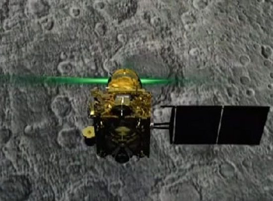 चंद्रयान-2 के ऑर्बिटर ने विक्रम लैंडर का लगाया पता, कम्युनिकेशन स्थापित करने की कोशिश जारी