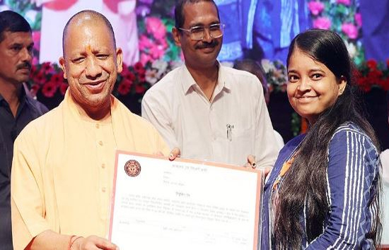 सीएम योगी ने 7720 लेखपालों को वितरित किए नियुक्ति पत्र, बोले-हमारी सरकार में पारदर्शी तरीके से हो रही भर्ती 