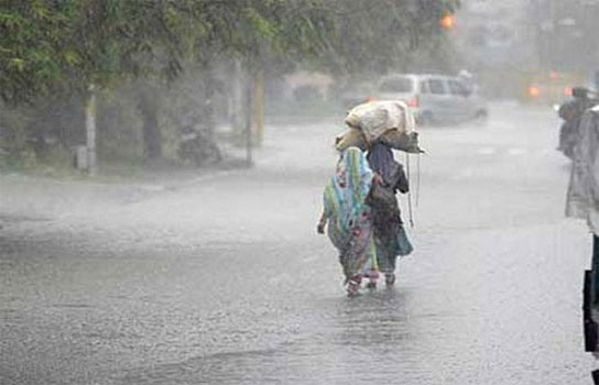 वायु का असर बंगाल में भी, बारिश के साथ गिरा पारा