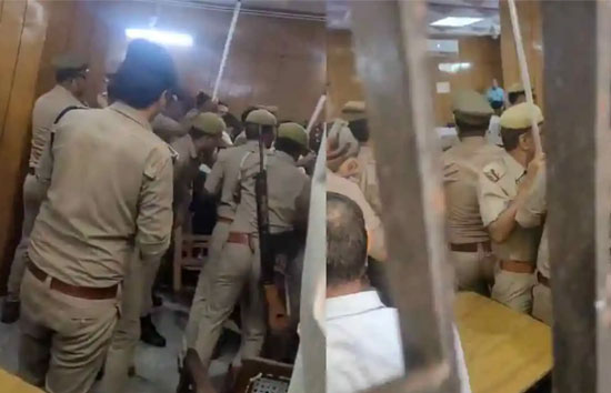 गाजियाबाद कोर्ट परिसर में वकीलों के दो पक्ष आपस में भिड़, परिसर में बनी चौकी फूंकी