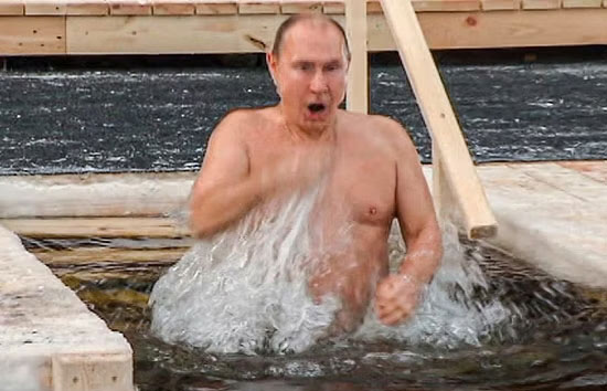 रूस में पारा -22 डिग्री लुढ़का, बावजूद इसके 71 वर्षीय पुतिन बर्फीले पानी में लगाई डुबकी