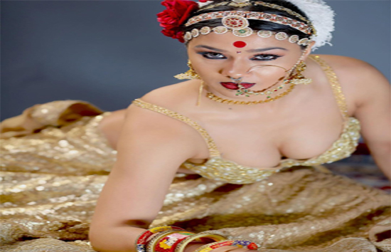 खूबसूरती के मामले में उर्फी जावेद और ईशा गुप्ता को टक्कर देती है ये भोजपुरी अभिनेत्री 