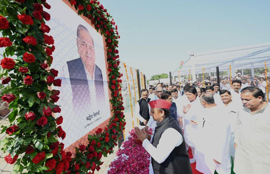 मुलायम सिंह यादव की पुण्यतिथि आज, अखिलेश यादव समेत कई सपा नेताओं ने सैफई में दी श्रद्धांजलि 