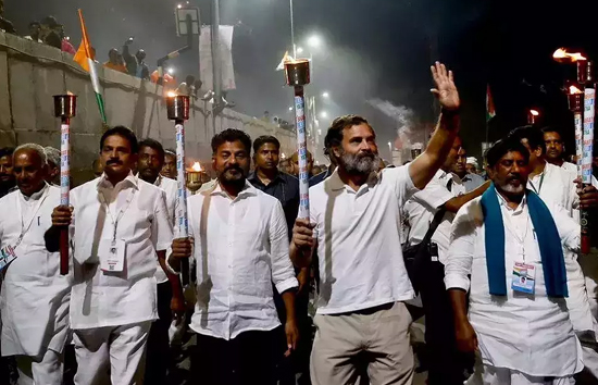 भारत जोड़ो यात्रा : बीजेपी दफ्तर के बाहर खड़े लोगों को राहुल ने दिया फ्लाइंग, मुस्कुराते दिखे सभी सभी