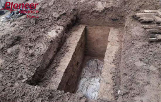 घिनौनी हरकत: कब्र खोदकर महिला के शव के साथ बारी-बारी से किया रेप