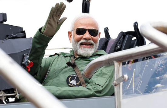 एचएएल दौरे पर बेंगलुरु पहुंचे पीएम मोदी, भारत निर्मित लड़ाकू विमान तेजस से भरी उड़ान 