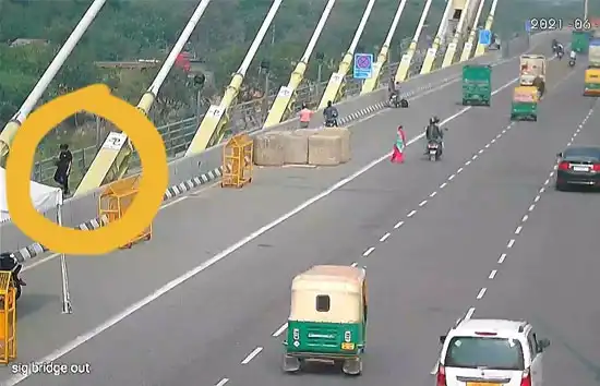 दिल्ली : लड़की ने सिग्नेचर ब्रिज से कूदकर दी जान, सुसाइड से पहले की व्हाट्सप चैट आई सामने