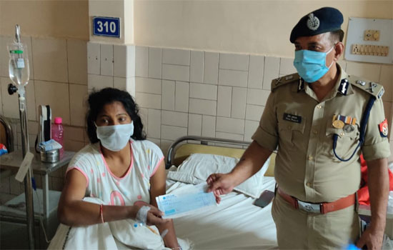 उत्तर प्रदेश : अस्पताल में भर्ती महिला सिपाही को एडीजी ने दिया एक लाख का चेक