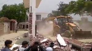 कानपुर कांड: JCB से गिराया जा रहा विकास दुबे का घर, पुलिस का बड़ा एक्शन