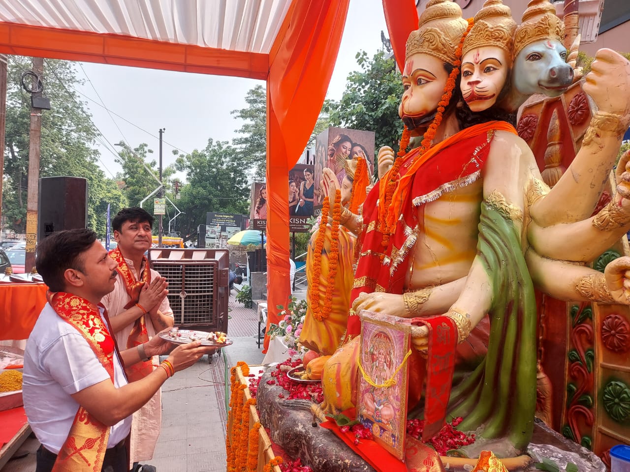 बड़े मंगल पर रॉयल कैफे ग्रुप ने किया विशाल भंडारे का आयोजन 