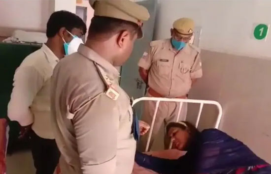 देवरिया : महिला ने जहर खाते हुए वीडियो किया वायरल, दरोगा ने इस तरह बचाई जान 