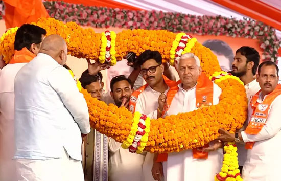 यूपी चुनाव से पहले सपा में महाविस्फोट: अखिलेश के तीन दिग्गजों ने थामा बीजेपी का दामन, सनातन और चापलूसी को लेकर खोले कई राज
