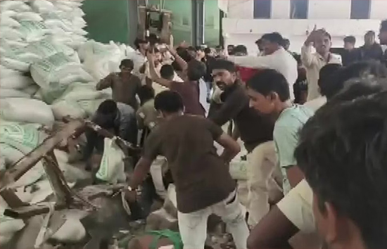 गुजरात : मोरबी में गिरी नमक फैक्ट्री की दीवार, 12 मजदूरों की दर्दनाक मौत, कई दबे