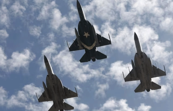 महावार्ता से पहले मिडिल ईस्ट में पाकिस्तानी फाइटर जेट्स ने भरी उड़ान, डर के साए में पाकिस्तान  