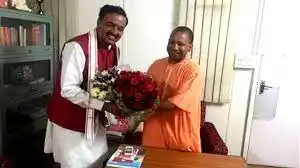 उपमुख्यमंत्री केशव प्रसाद मौर्य से मिलने पहुंचे सीएम योगी आदित्यनाथ, मची खलबली