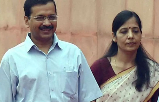 सीएम केजरीवाल की गिरफ्तारी के बाद पत्नी की आई प्रतिक्रिया, कहा-जनता है सब जानती है 