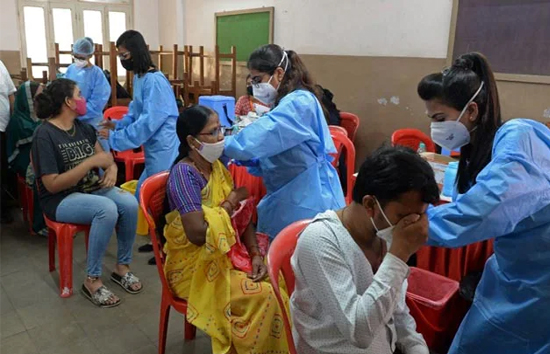 corona update in india : कोरोना के नए मामलों लगातार दूसरे दिन भी उछाल, 24 घंटे में 20,557 नए केस, 45 की मौत