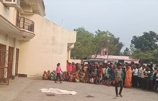 यूपी : सीतापुर में शख्स ने मां पत्नी और तीन बच्चों को उतारा मौत के घाट, फिर खुद की खुदकुशी 