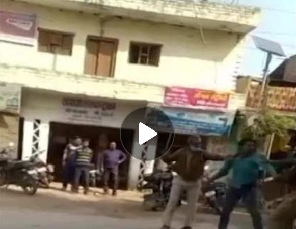 यूपी : पुलिस कर्मियों का फौजी को सरेआम पीटने का वीडियो वायरल, दरोगा बने तमाशबीन 