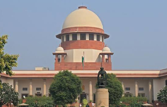 वकीलों की पिटाई और 7000 लोगों की हिरासत पर घिरी सरकार, सुप्रीम कोर्ट ने बुलाई मंगलवार को अगली सुनवाई