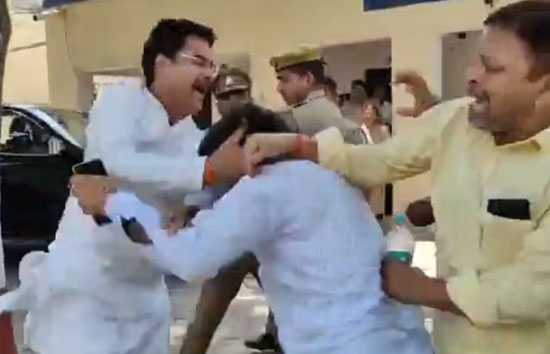 बीजेपी नेता थाने में दे रहा था गाली, सपा विधायक ने पुलिस के जमकर पीटा 