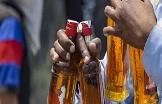 यूपी : शराब-बीयर से कमाई हुई कम, सरकार अधिकारियों को दी चेतावनी, कहा-पूरा करें टारगेट नहीं तो होगी कार्रवाई 