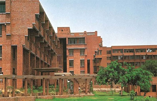 कैंपस में नया विवाद: JNU प्रोफेसर पर यौन उत्पीड़न का आरोप, 10 छात्राओं ने खोली पोल