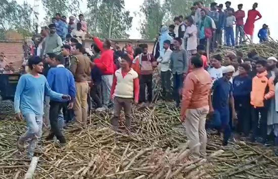 यूपी : लखीमपुर में बड़ा हादसा, घर के बाहर खेल रहे बच्चों पर पलटा ट्रक, तीन की मौत