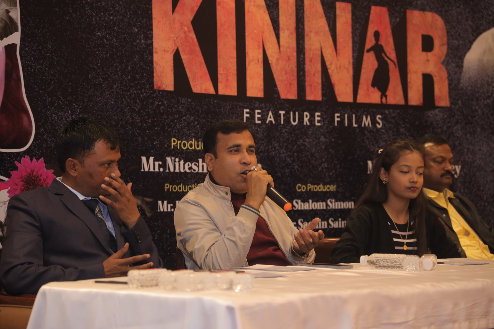 रविवार को होटल फार्च्यून लखनऊ में 'किन्नर' हिन्दी फीचर फिल्म का केक काटकर  किया गया शुभ मुहुर्त
