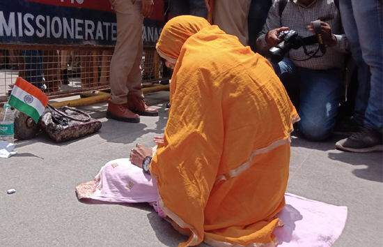 काशी विश्वनाथ मंदिर के बाहर नमाज पढ़ने वाली महिला मानसिक बीमार, मेडिकल रिपोर्ट हुई जानकारी 