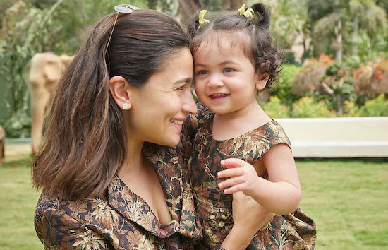 आलिया भट्ट ने बेटी संग शेयर की तस्वीर 