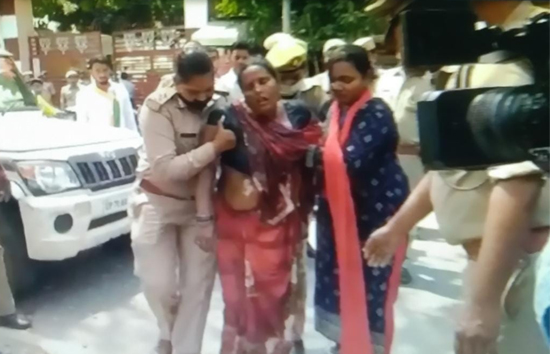 लखनऊ : बीजेपी मुख्यालय के बाहर महिला ने की आत्मदाह की कोशिश 