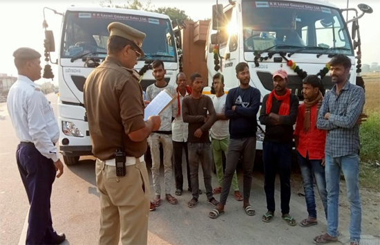 यातायात पुलिस द्वारा ट्रक चालकों को यातायात नियमों एवं दुर्घटना क़े समय तत्काल बचाव कैसे करें क़े संबंध में दी गयी जानकारी