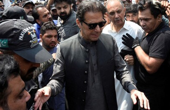 जेल में बंद इमरान खान की दाहिनी आंख की 85 फीसदी रोशनी खत्म, गर्मी और मच्छरों से है बेहाल 