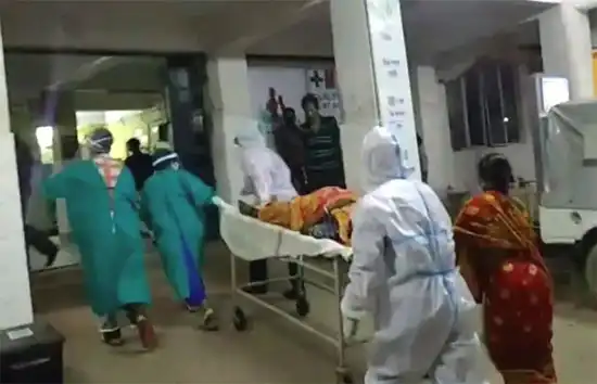 यूपी में कोरोना हुआ बेकाबू, 24 घंटे में 15,353 नए मरीज, 67 लोगों की गई जान 