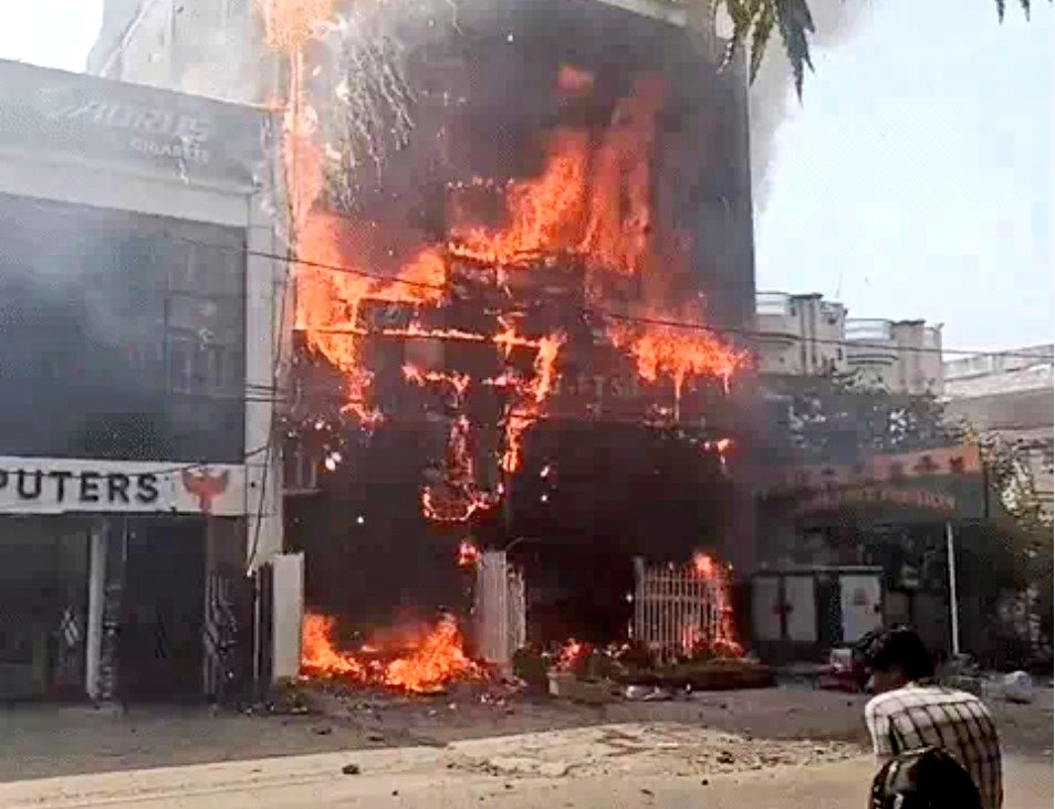 लखनऊ के अलीगंज में में लगी भीषण आग, 14 लोगों की मौत, डिप्टी CM ने की पुष्टि