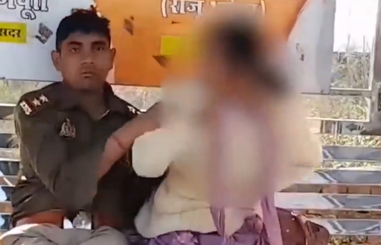 वर्दी में नशे में धुत दरोगा ने महिला से अश्लील हरकत, वीडियो वायरल होने के बाद हुआ  निलंबित 