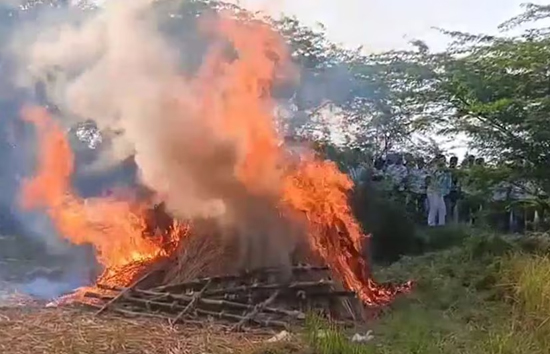 मैनपुरी में डेंगू का कहर: पति की मौत के 4 घंटे बाद पत्नी ने भी तोड़ा दम, एक ही चिता पर हुआ अंतिम संस्कार