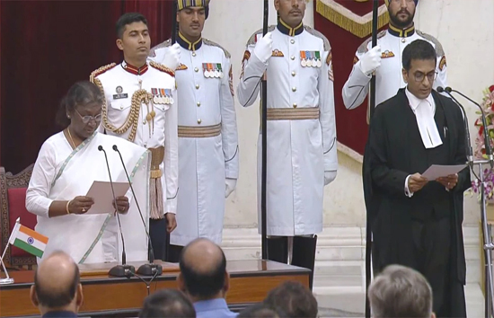 राष्ट्रपति द्रौपदी मुर्मू ने डीवाई चंद्रचूड़ को दिलाई देश के 50वें चीफ जस्टिस की शपथ 