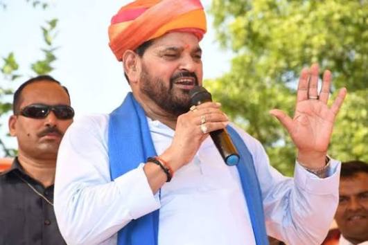 कानूनी शिकंजे से आजाद हुए बृजभूषण शरण सिंह, क्या बीजेपी फिर दांव खेलने को तैयार?