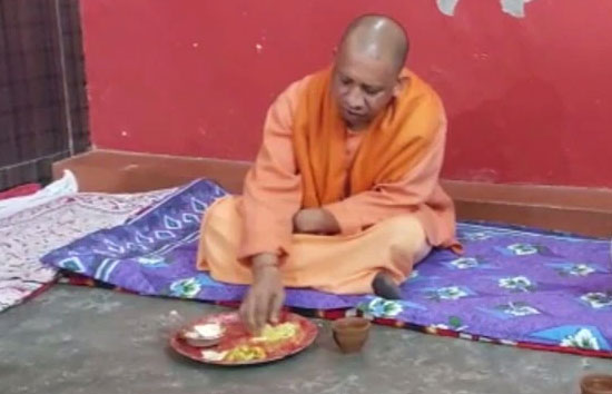 यूपी : दलित परिवार के घर पहुंचे सीएम योगी, साथ किया भोजन 