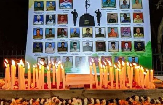 पुलवामा आतंकी हमले में शहीद हुए जवानों को पूरा देश दे रहा श्रद्धांजलि